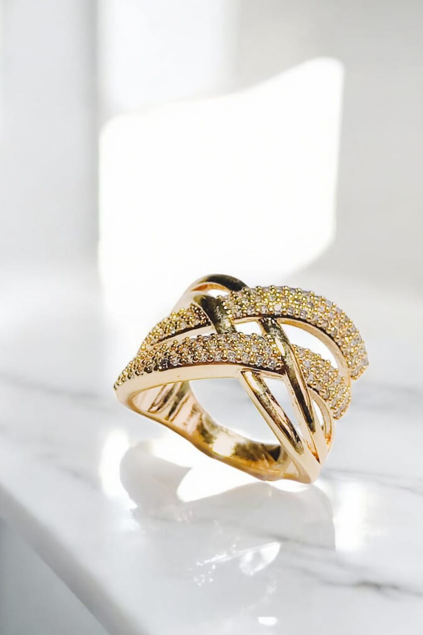 Anel entrelaçado folheado à ouro