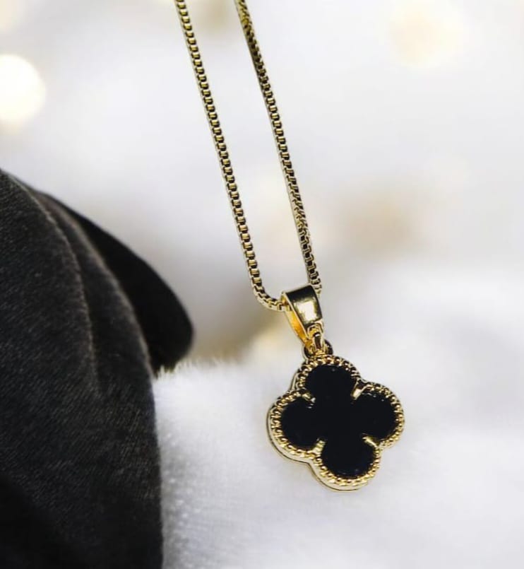 Colar 1 trevo preto folheado à ouro