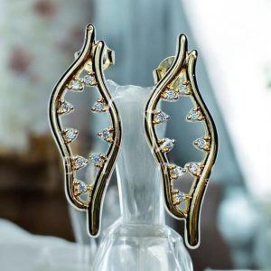 Brinco curvas folheado à ouro