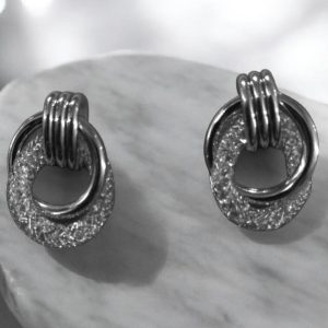 Brinco Entrelaçado folheado à ouro branco