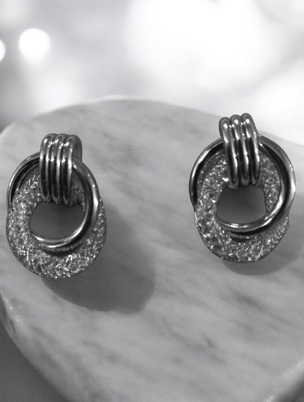 Brinco Entrelaçado folheado à ouro branco