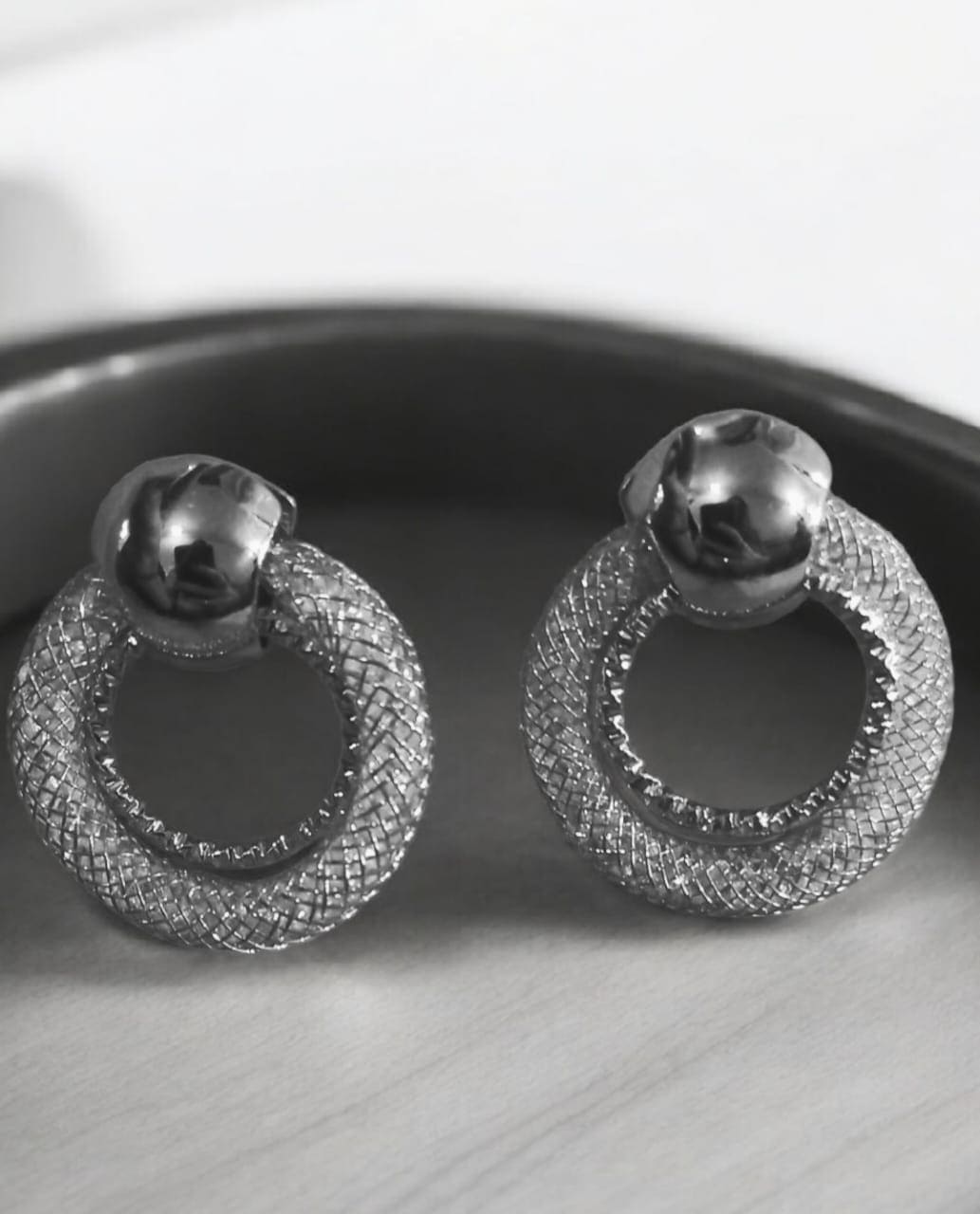 Brinco duas esferas folheado à ouro branco