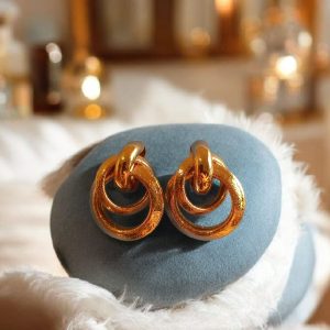 Brinco estiloso folheado à ouro 18 K