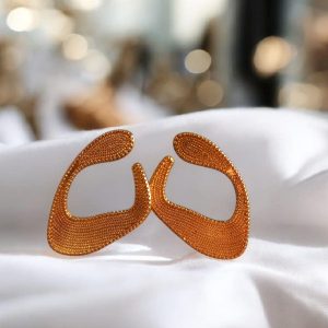 Brinco textura orgânico folheado à ouro 18 K