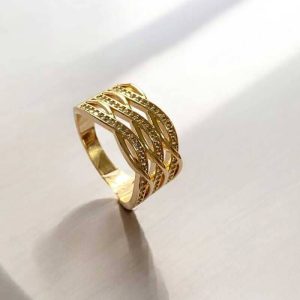 Anel trançado cravejado em zircônias folheado à ouro