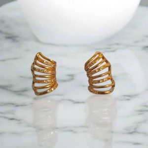 Brinco estilo ear cuff com zircônias folheado à ouro