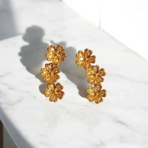 Brinco estilo ear cuff 3 flores folheado à ouro