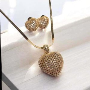 Conjunto colar fita Coração cravejado em zircônias folheado à ouro