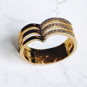 Anel design com zircônias folheado à ouro