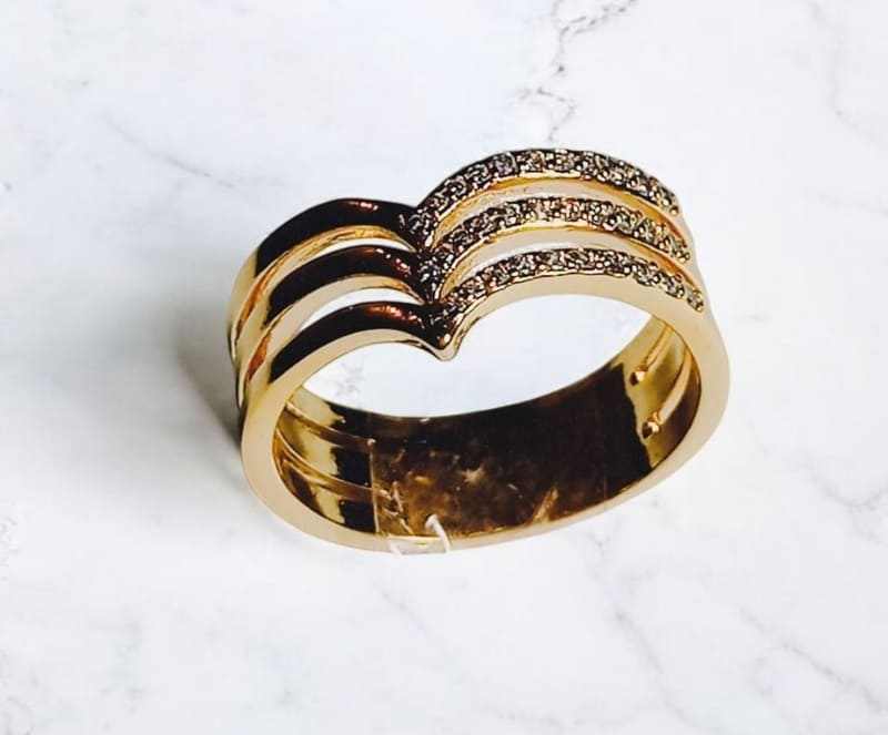 Anel design com zircônias folheado à ouro