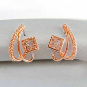 Brinco Curvo com zircônias folheado à ouro