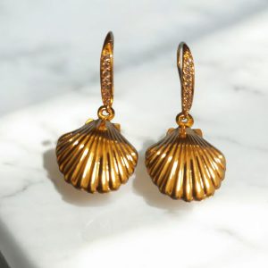 Brinco Concha com zircônias folheado à ouro