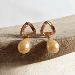 Brinco Triângulo Cravejado em Zircônias com Pérola folheado à ouro