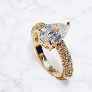 Anel Gota em zircônias folheado à ouro