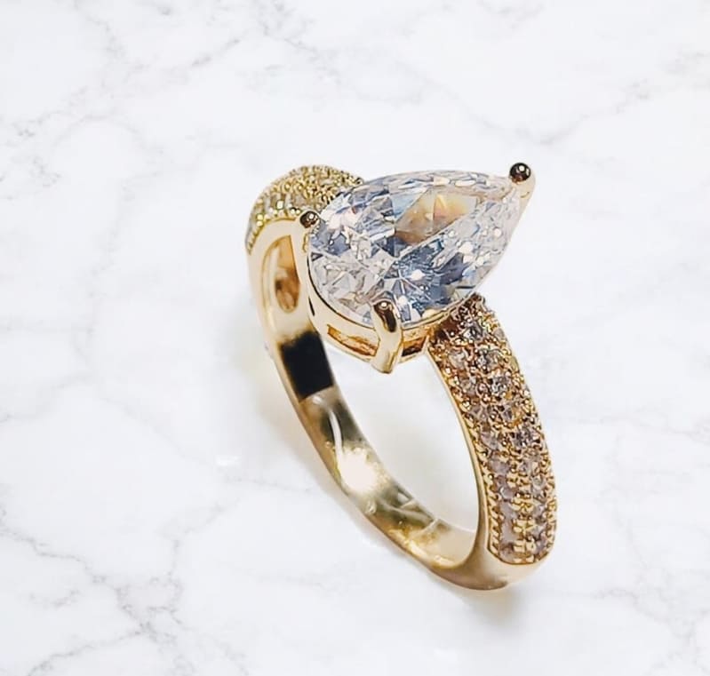 Anel Gota em zircônias folheado à ouro