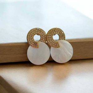 Brinco 2 esferas em madrepérola e cravejada em zircônias folheado à ouro