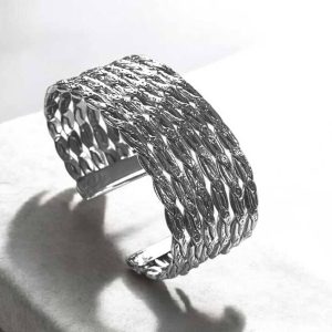 Bracelete prateado trançado