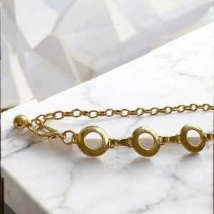 Cinto em metal dourado formato de circulo