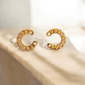 Brinco meia lua corrente com zircônias folheado à ouro