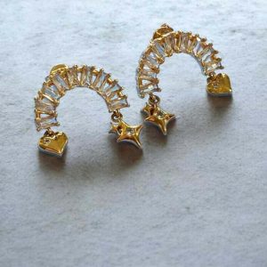 Brinco meia lua cravejado com zirconias folheado à ouro