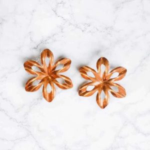 Brinco flor pétalas vazadas folheado à ouro