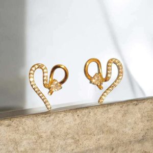 Brinco elegante coração envolvido por zircônias folheado à ouro
