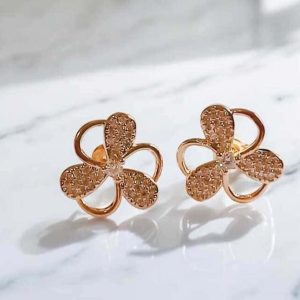 Brinco 3 pétalas com zircônias folheado à ouro