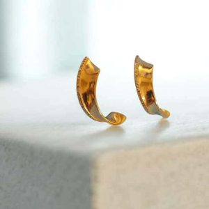 Brinco Curvo cravejado em zircônias folheado à ouro