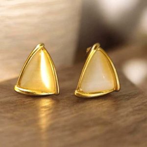 Brinco triângulo em Madrepérola folheado à ouro