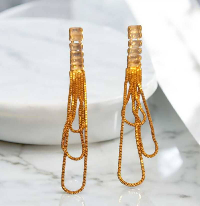 Brinco comprido corrente folheado à ouro