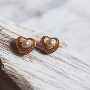 Brinco Coração com pérola e zircônias cravejadas folheado à ouro