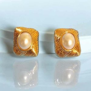 Brinco quadrado folheado à ouro com uma pérola central