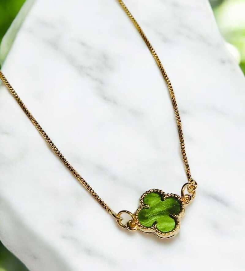Corrente trevo verde folheado à ouro