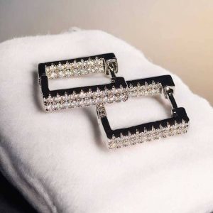 Brinco quadrado cravejado em zircônias folheado à ouro branco