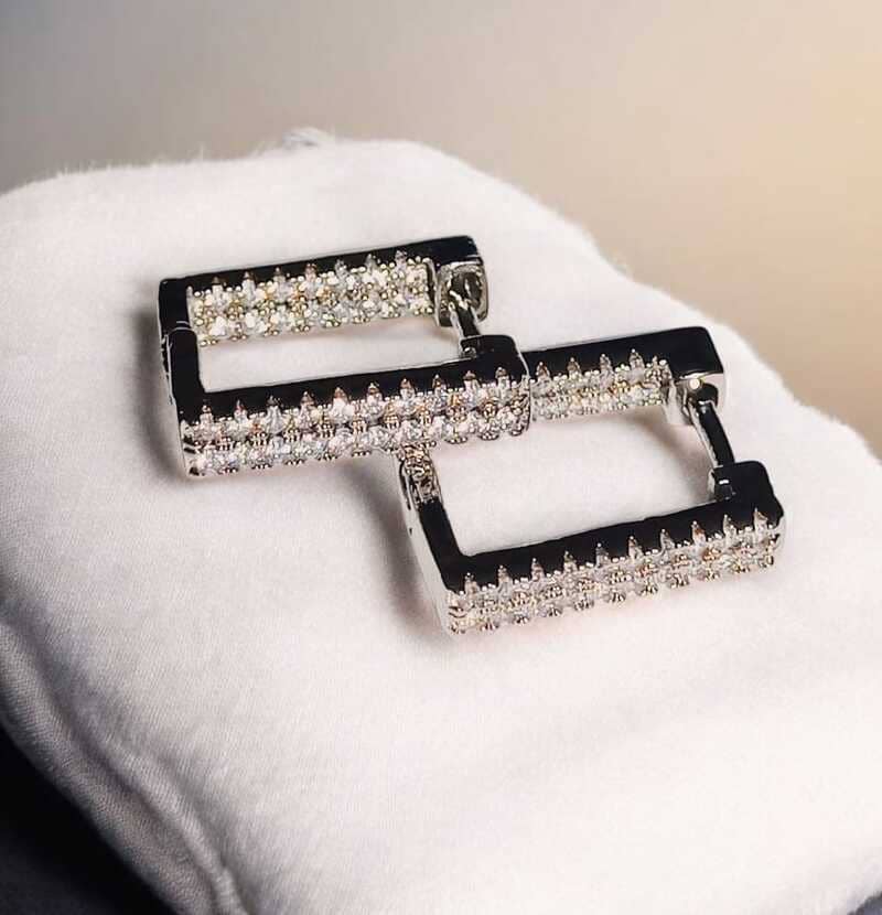 Brinco quadrado cravejado em zircônias folheado à ouro branco