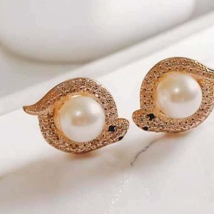 Brinco Cobra e pérola cravejada em zircônias folheado à ouro