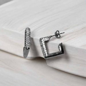 Brinco Quadrado pequeno com zircônias cravejadas folheado à ouro branco