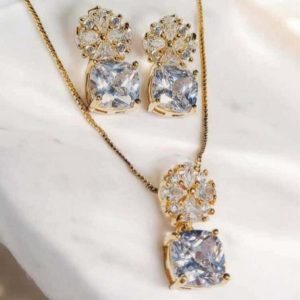 Conjunto em Zircônias estilo cravejada folheado à ouro