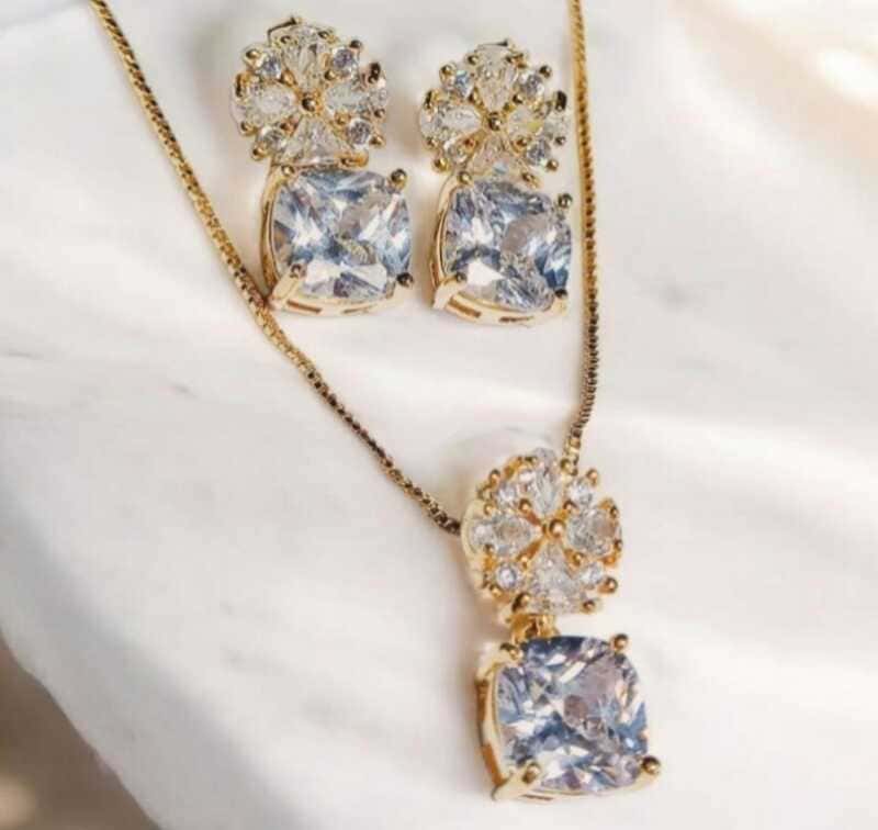 Conjunto em Zircônias estilo cravejada folheado à ouro