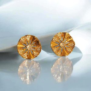 Brinco círculo cravejado em zircônias folheado à ouro