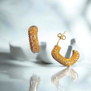 Brinco meia argola elegante toda cravejada em zircônias folheado à ouro