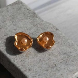 Brinco Flor com Micropérola folheado à ouro