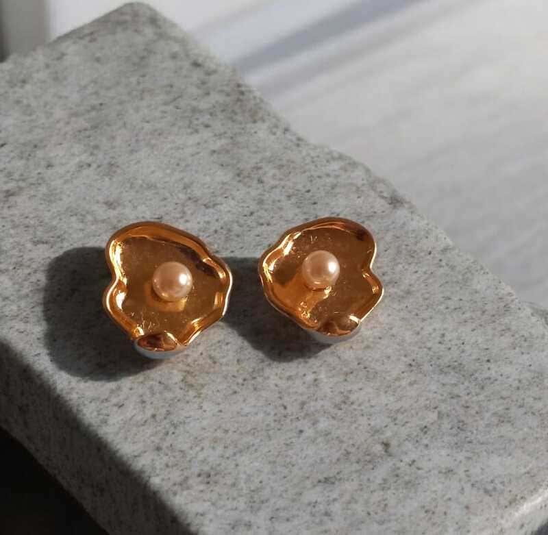 Brinco Flor com Micropérola folheado à ouro