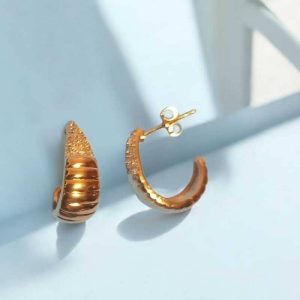 Brinco argola com ponta em microzircônias cravejadas folheado à ouro