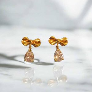 Brinco laço com pedra em zircônia folheado à ouro