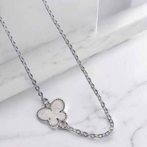 Corrente estilo Chocker borboleta madrepérola folheado à prata