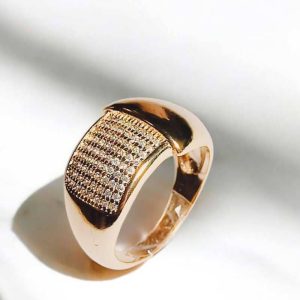 Anel Estiloso com zircônias folheado à ouro