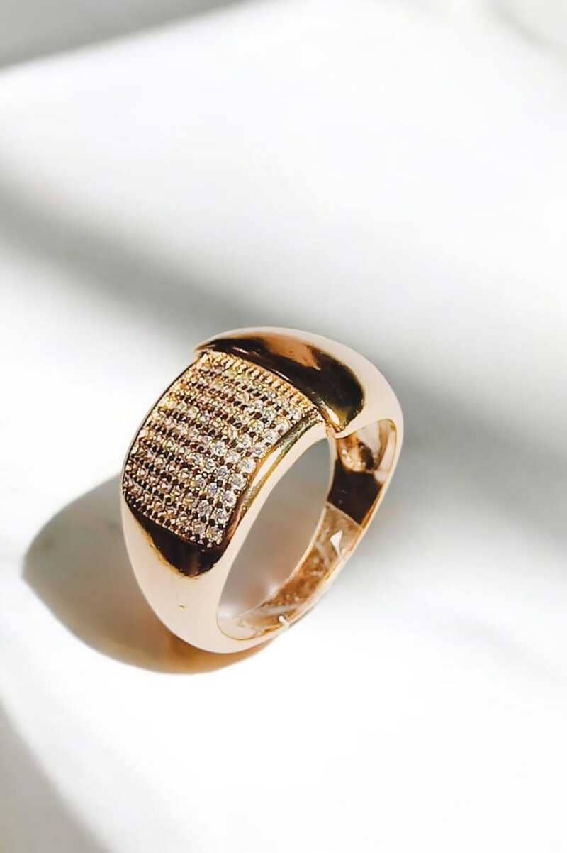 Anel Estiloso com zircônias folheado à ouro