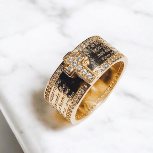 Anel religioso com zircônias folheado à ouro