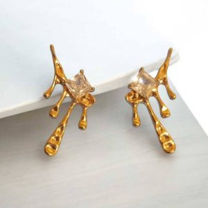 Brinco raio com pedra em zircônia folheado à ouro